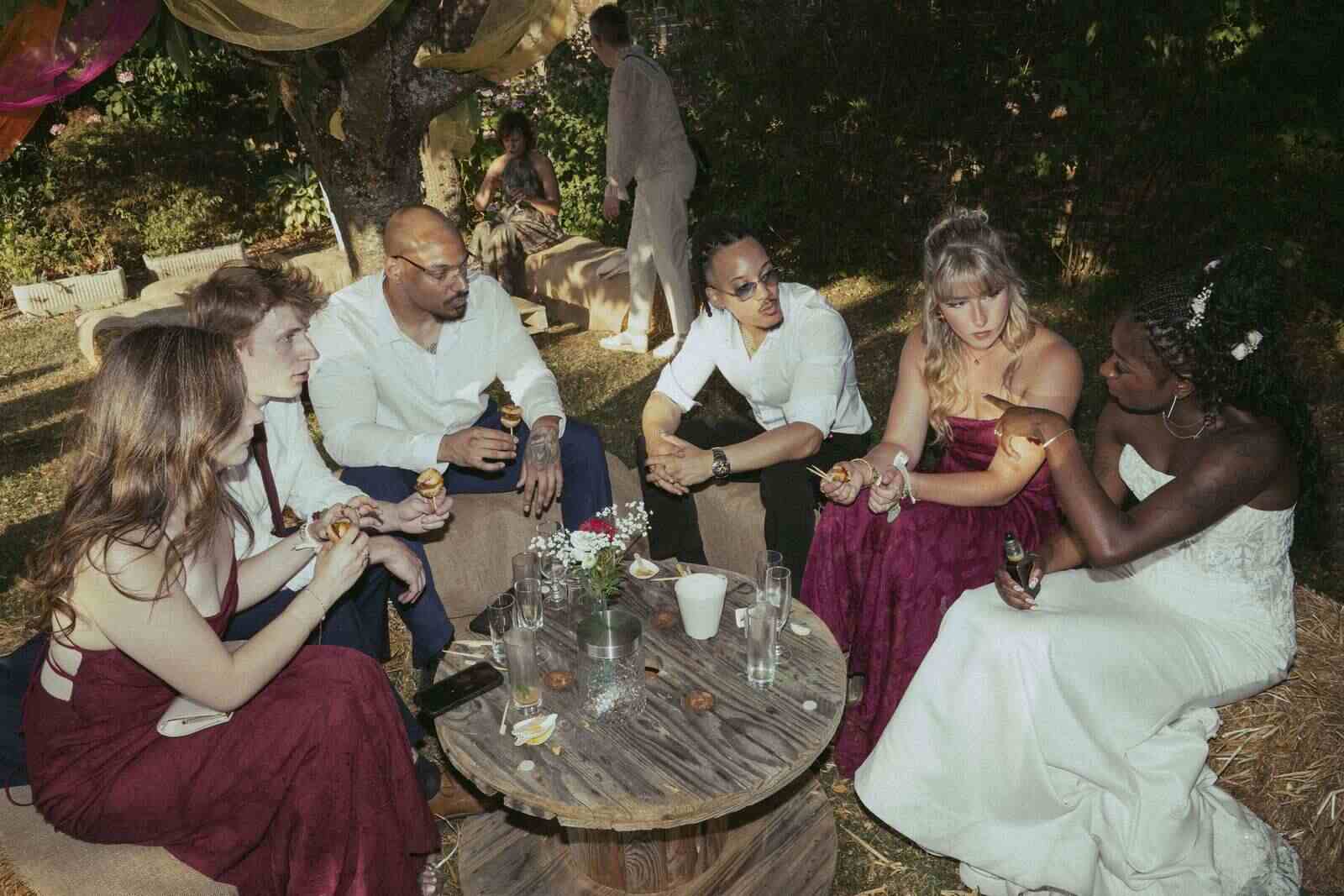 Autour de la table, entre amis