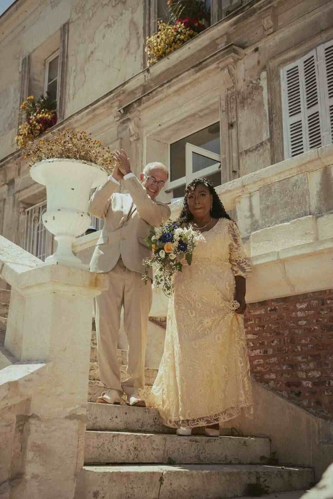 Bouquet en main, sourire aux lèvres