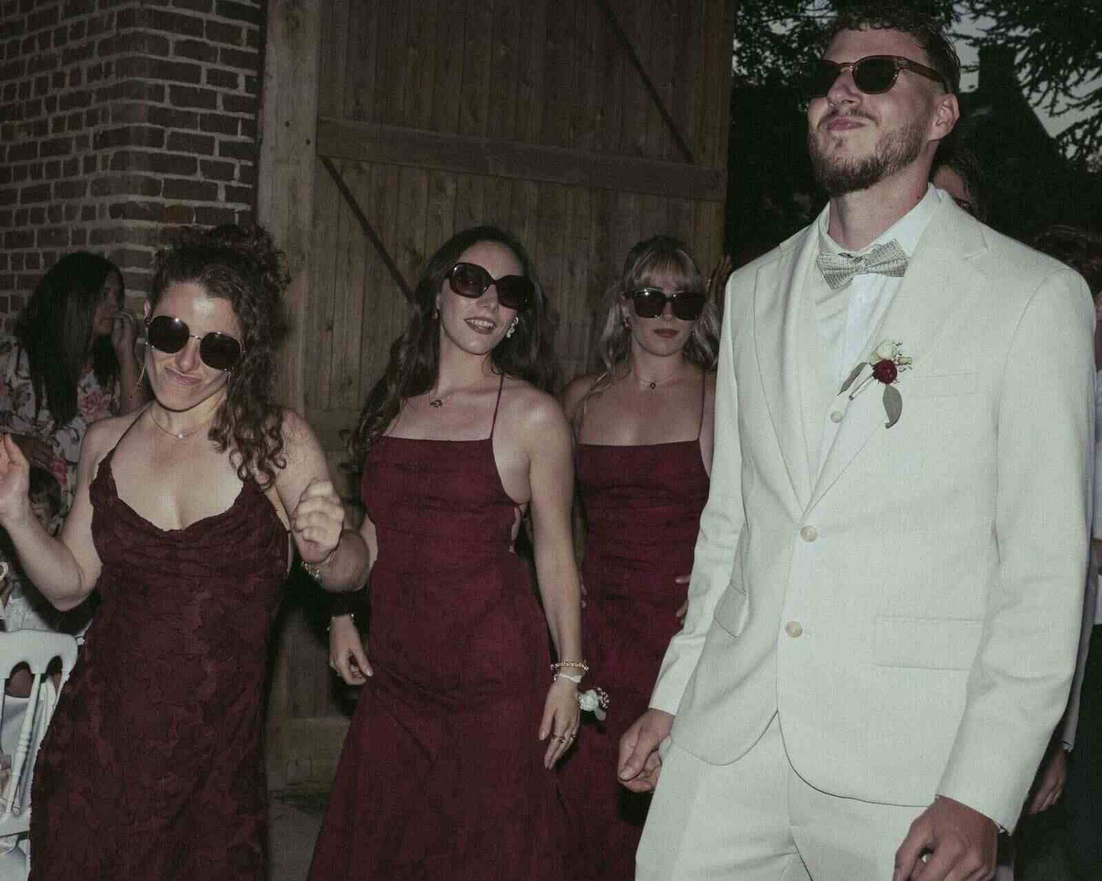 La bande, lunettes sur le nez
