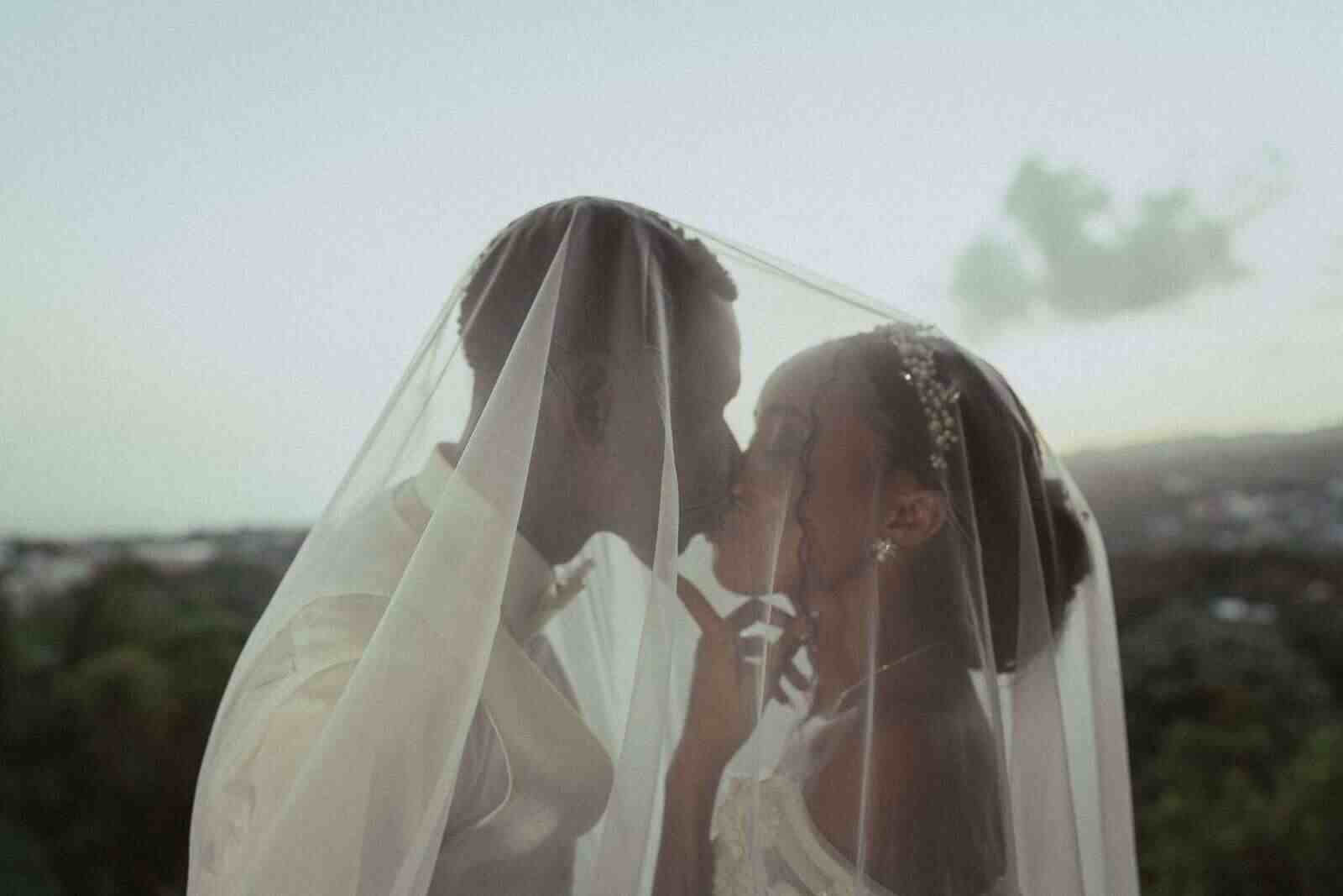 Le baiser, enveloppés dans le voile