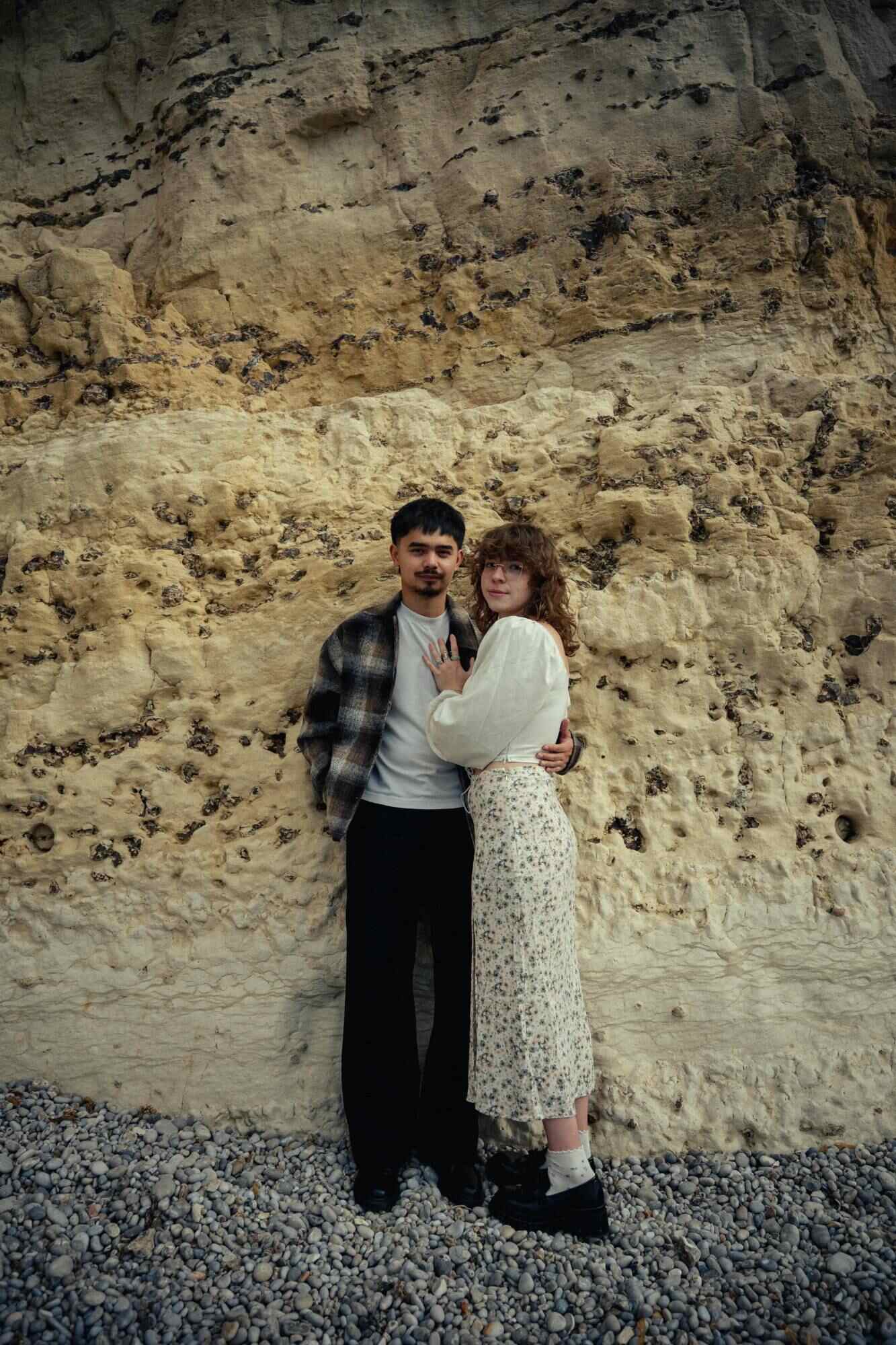 Portrait du couple devant la falaise