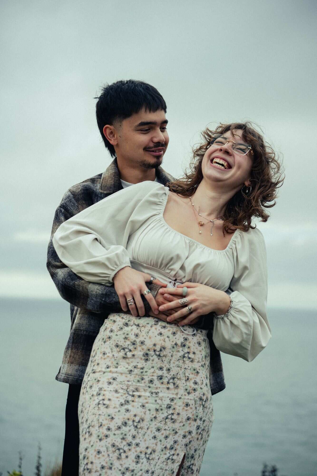 Un baiser sous le ciel gris