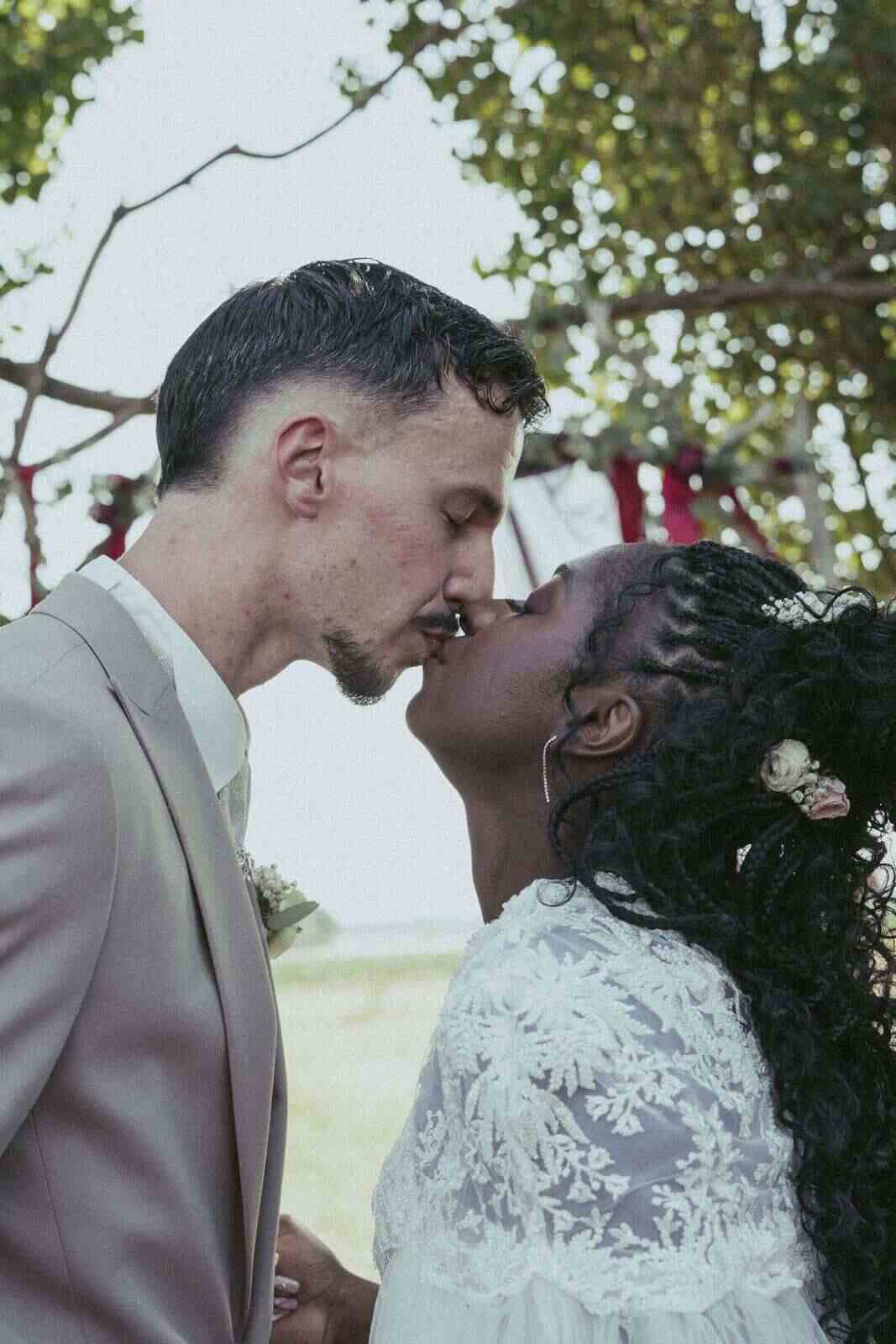 Un baiser sous les frondaisons